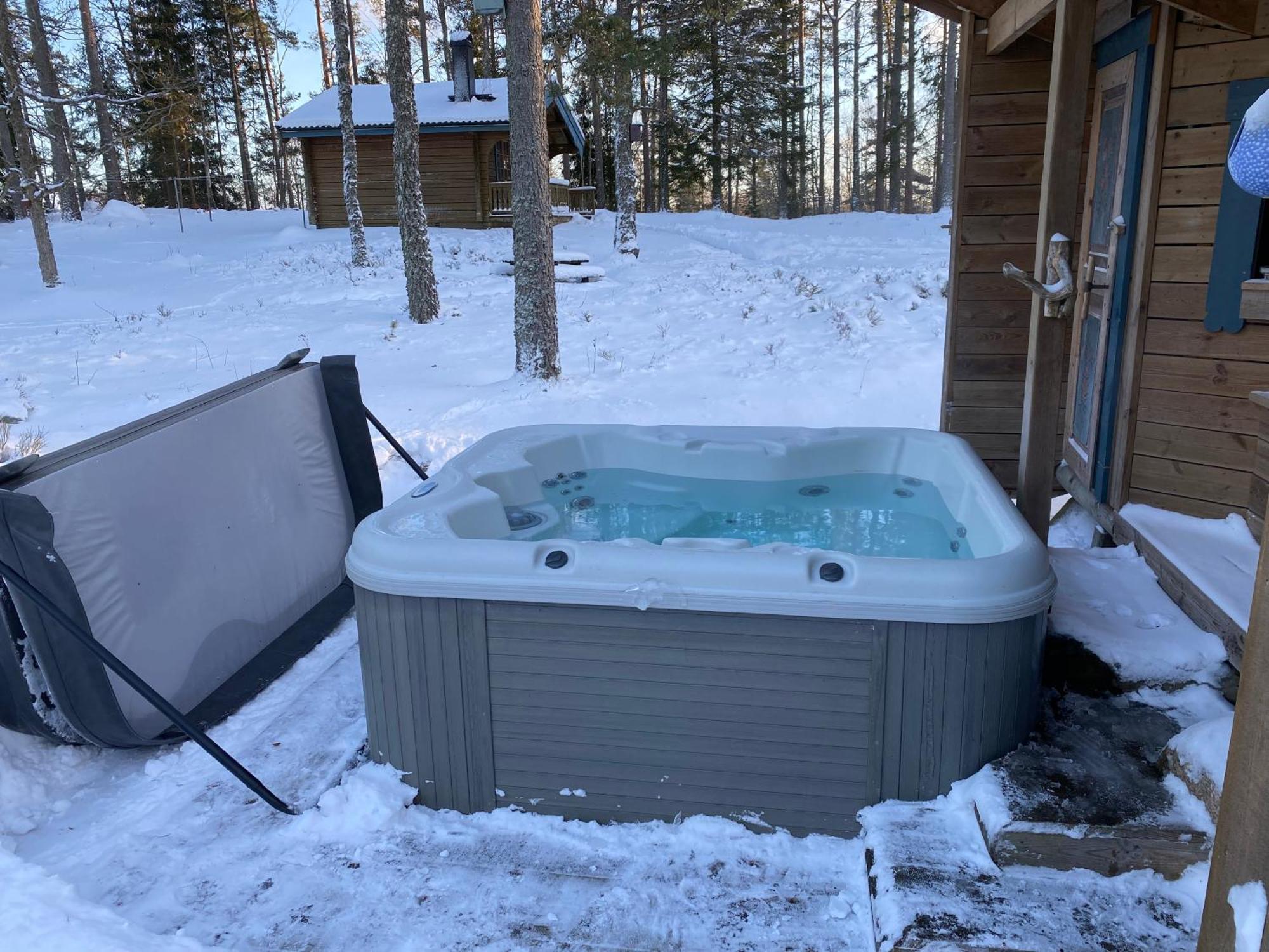 Timrad Stuga I Kanten Av Skogen Med Spa Moejlighet Mullsjö Exterior foto