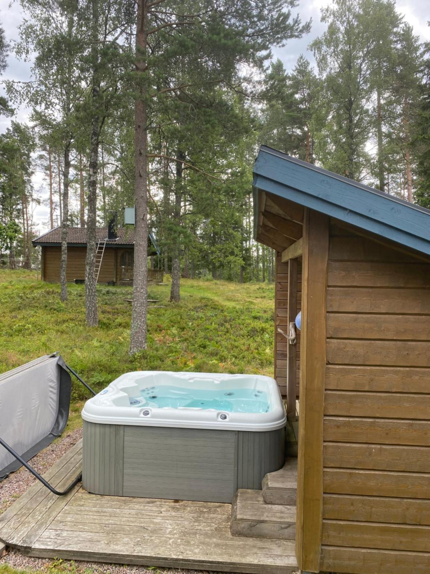 Timrad Stuga I Kanten Av Skogen Med Spa Moejlighet Mullsjö Exterior foto