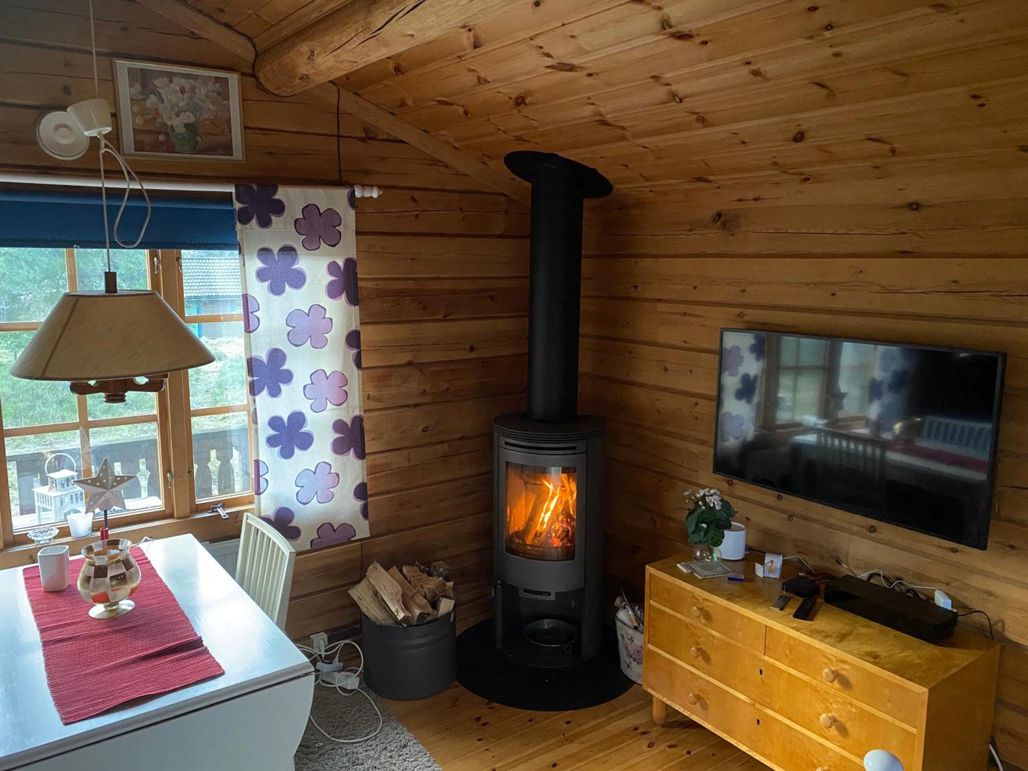 Timrad Stuga I Kanten Av Skogen Med Spa Moejlighet Mullsjö Exterior foto